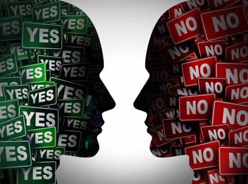 Silhouettes of two heads filled with yes and no signs